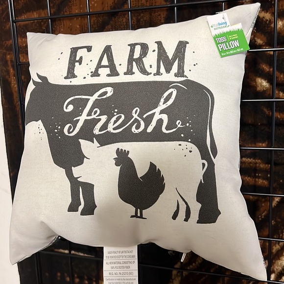 New Truliving Outdoors “Farm Fresh” Toss Pillow Cow Pig Rooster 16” x 16” - Picture 3 of 7